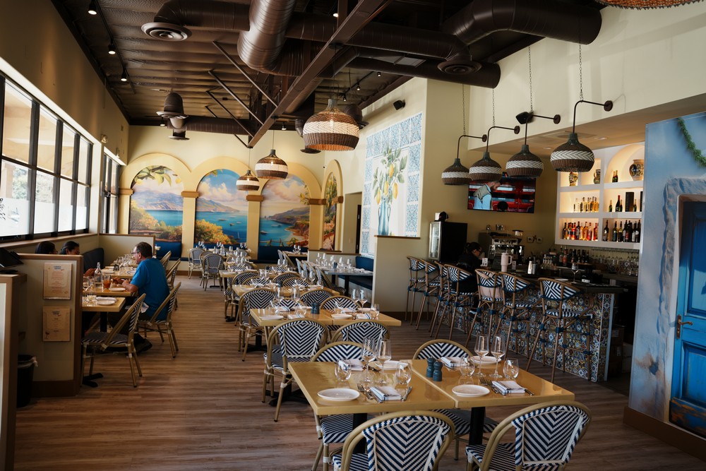 Dining room and bar at Amuri Italian Cuisine